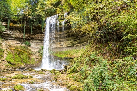 Au milieu coule une rivière