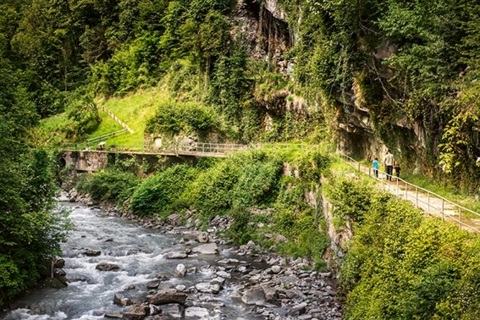 S’enfoncer dans les gorges de la Vièze