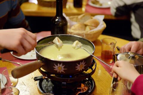 Balade nocturne à raquettes et soirée fondue – Mines d&rsquo;asphalte de Travers