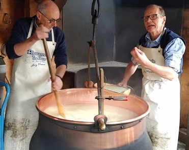 Fabrication du Gruyère AOP au feu de bois – Pringy