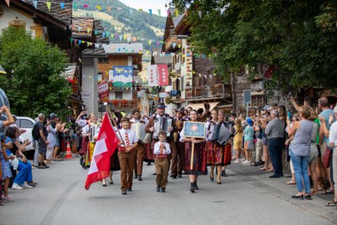Fête cantonale des costumes à Evolène (VS)