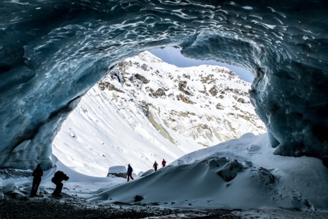 La grotte du glacier de Zinal à raquettes