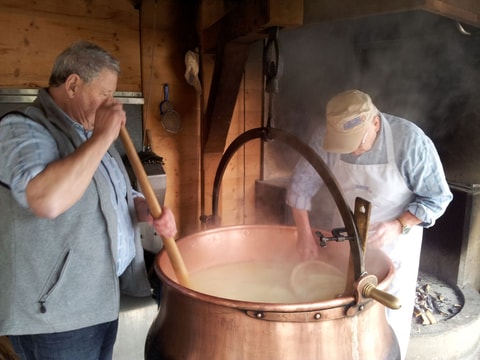 Fabrication du Gruyère AOP au feu de bois – Pringy (FR)