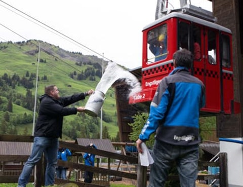 Christian Stucki tauft Globi-Luftseilbahn
