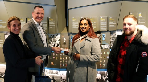 Die millionste Besucherin des FIFA Museums