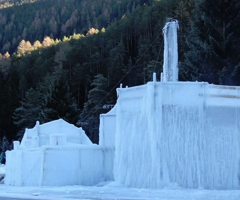 Eisschloss in Sur En