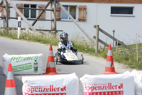 «Autobau Seifenkisten-Derby“ in Obersaxen Mundaun
