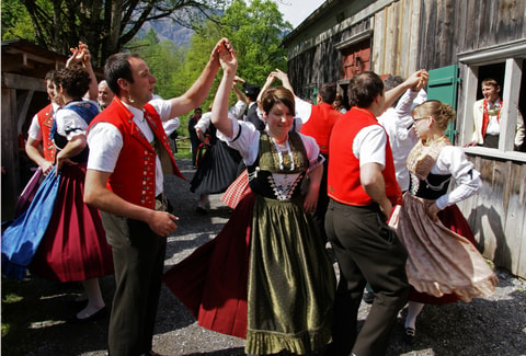 Trachten und Tänze