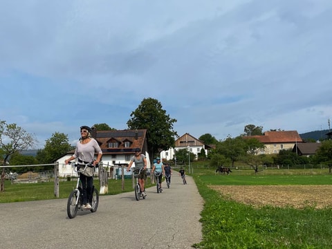 Mit dem Trottinett durch die Weinberge fahren