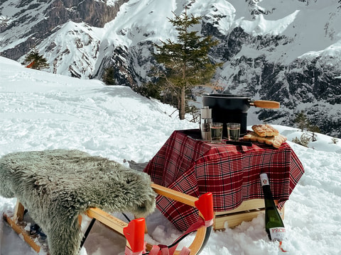 Winterpicknick mit Fondue-Schlitten