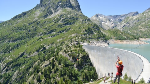 Riesige Seilrutsche und Klettersteig auf dem Emosson-St...