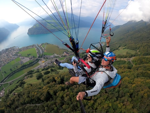 Tandem-Gleitschirmflug mit touch and go