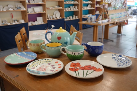 Keramik selber bemalen im Malatelier in Kriens