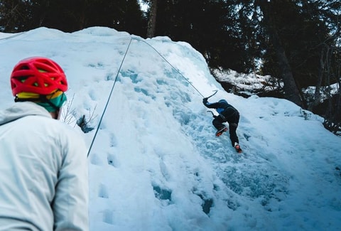Für Sie getestet: Eisklettern am gefrorenen Wasserfall