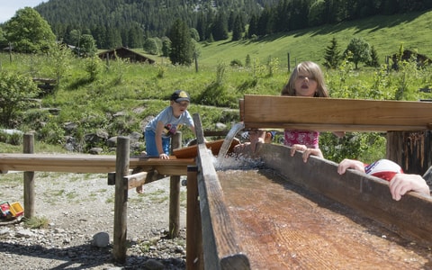 Wasserspielplatz Gwunderwasser im Naturpark Diemtigtal