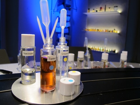 Kreieren Sie Ihr eigenes Parfum an der Bar