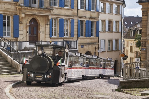 Touristischer Zug in Neuchâtel