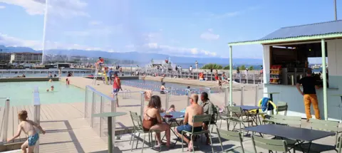 Enfin ! Les Bains du Jet d&rsquo;eau rouvrent en pleine canicule