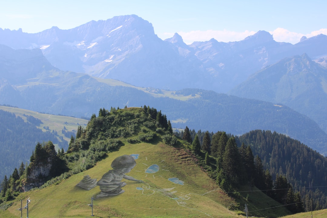L'artiste a commencé sa nouvelle œuvre il y a quelque jours, transformant à nouveau les paysages alpins de Villars