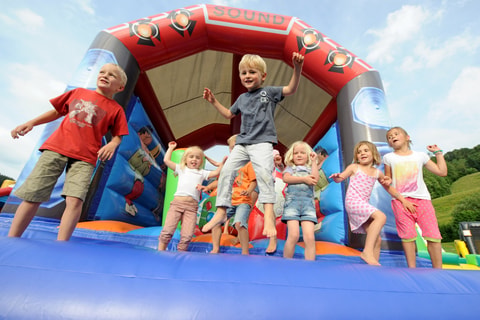 Grösster Hüpfburgen-Funpark der Schweiz in Bühler