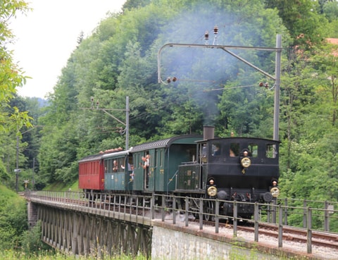 Dampfbahn- und Oldtimerfahrten zwischen Bauma und Hinwil