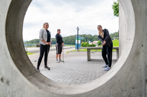 Urban Golf: Abschlagen auf dem Kiesplatz