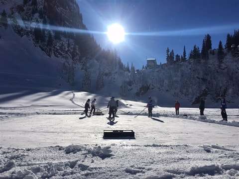 Iglu-Hockeyturnier am Stockhorn