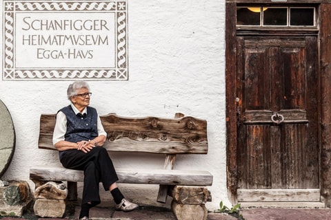 101 x Frau im Gelben Haus Flims