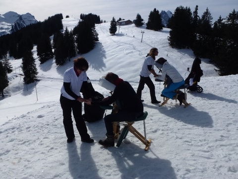 Gratis-Massage am Pistenrand in Gstaad