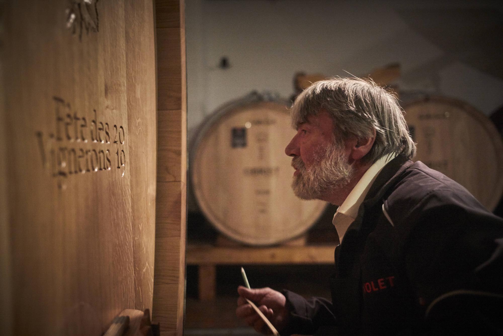 Franz Hüsler, tonnellier, avec le tonneau de la Fête des Vignerons