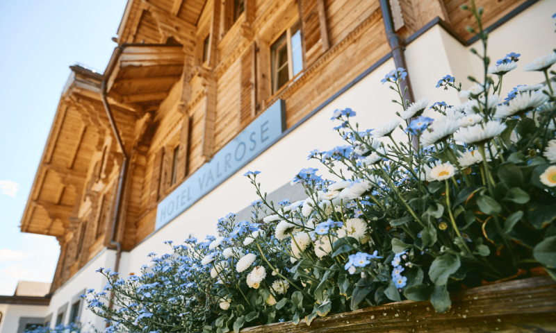 Façade extérieure hôtel Valrose - été - Rougemont - Valrose