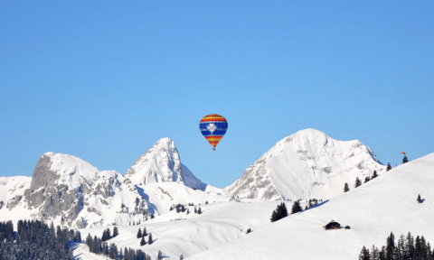 Vol en ballon avec montagnes enneigées pendant FIB - Hiver - Pays-d'Enhaut - Alexis Antille