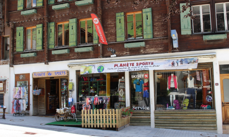 Vitrine et entrée magasin de sport Planète Sports - été - Château-d'Oex - Pays-d'Enhaut Région