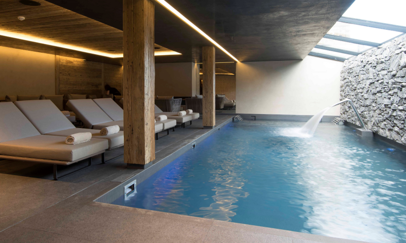 Piscine de l'Hôtel de RGT avec chaises longues - pas de saison - Rougemont - Hôtel de Rougemont