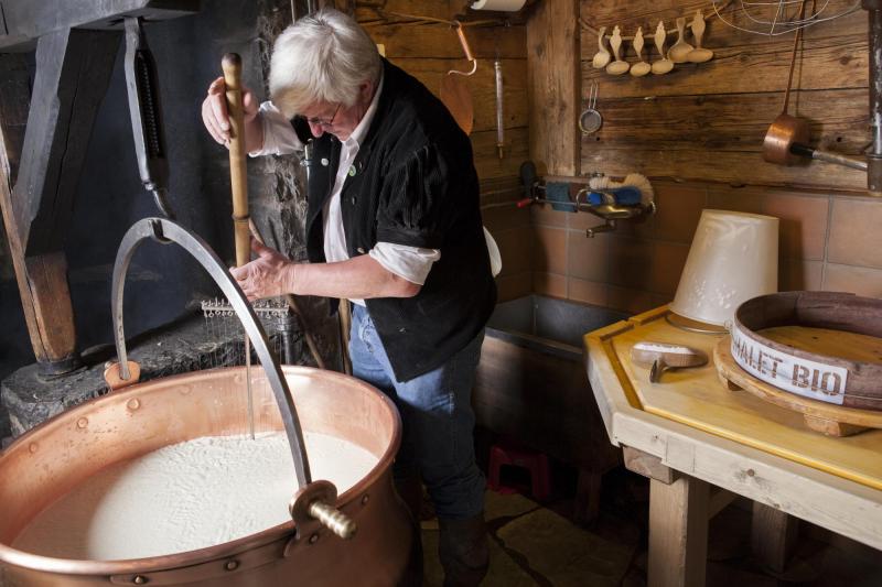 Fabrication du fromage par Maurice en dzepon - pas de saison - Le Chalet - Restaurant Le Chalet