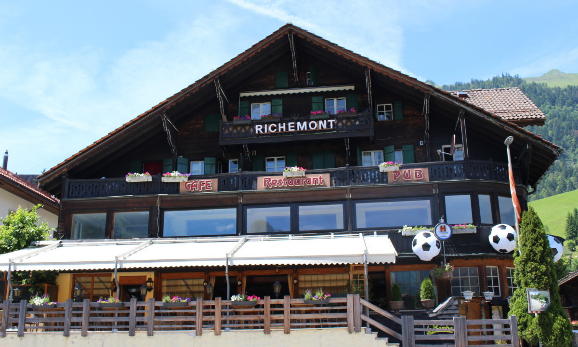 Restaurant le Richemont und Terrasse - Sommer - Château-d'Œx - Pays-d'Enhaut Région