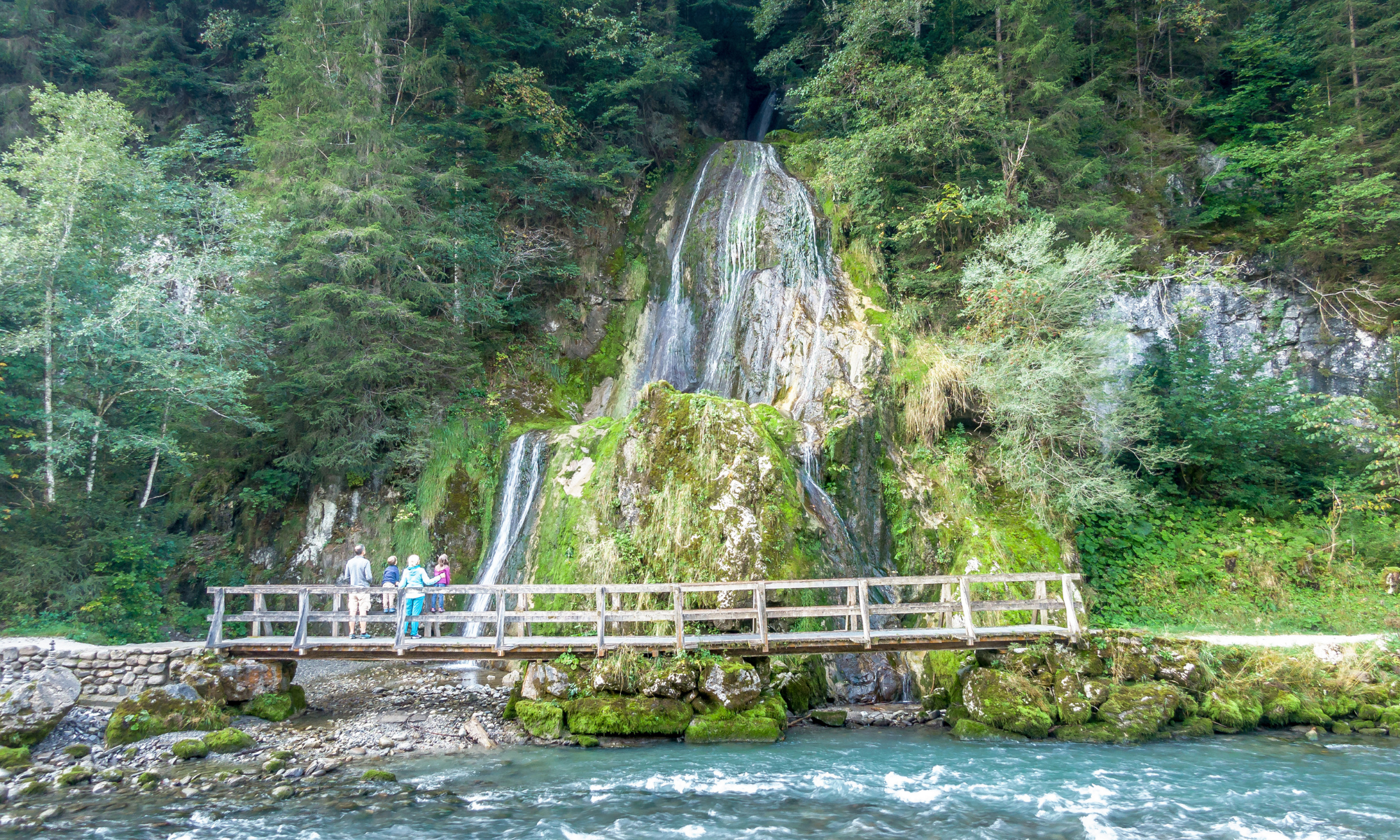 Cascade du Ramaclé famille sur pont - Eté - Château-d'Œx - 2020 Corina Swan PackedAgain