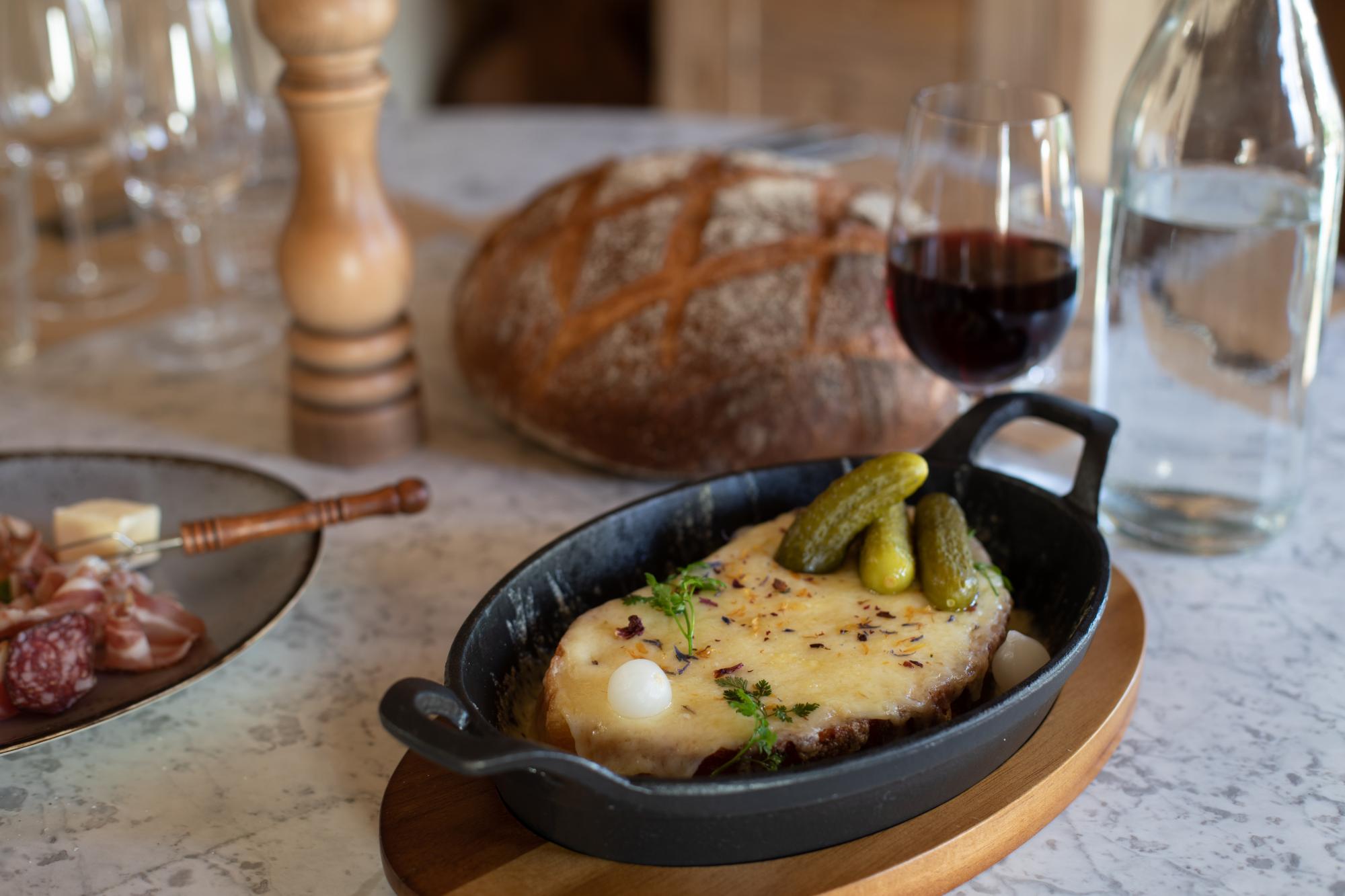 assiette croute au fromage avec verre vin rouge du Café du Cerf - pas de saison - Rougemont - Hanna Büker