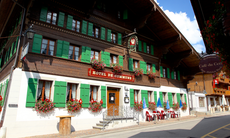 Hôtel de Commune façade extérieur - Eté - Rougemont - Pays-d'Enhaut Région