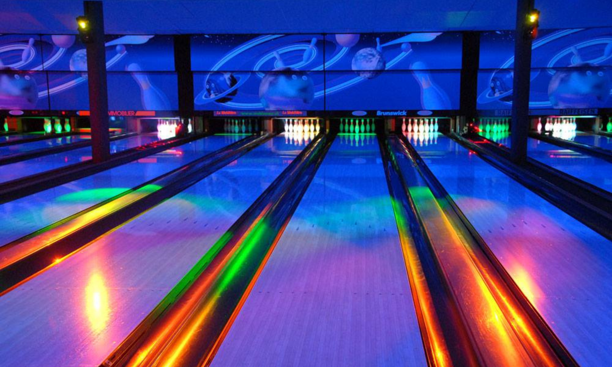 pistes du bowling du parc avec lumières bleues - pas de saison - Château-d'Œx -  Bowling du Parc