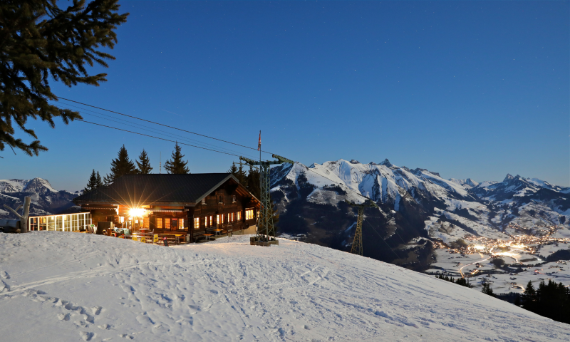 Buvette des Monts Chevreuils de nuit depuis route d'accès avec village de chax - Hiver - La Lécherette - José Crespo