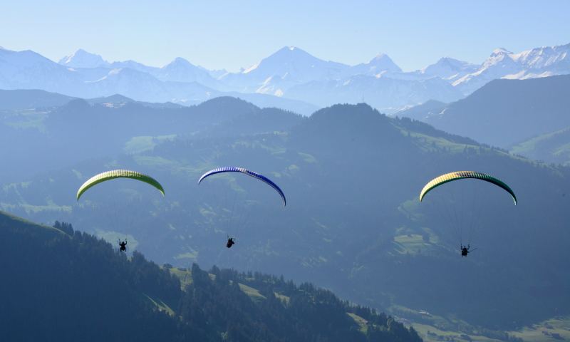 3 parapentes en vol - Eté - Pays-d'Enhaut - Pays-d'Enhaut Région