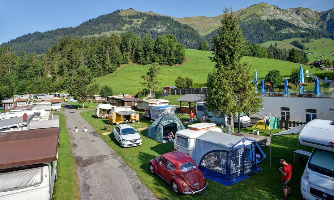 Vue sur le camping du berceau avec emplacements tentes - Eté - CHAX - Camping Le Berceau