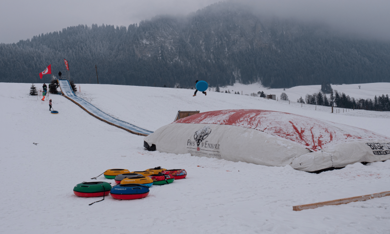 Big air bag avec bouée au Jardin d'Oex Neiges - Hiver - Chax - Vaud Promotion-Zoé Rey