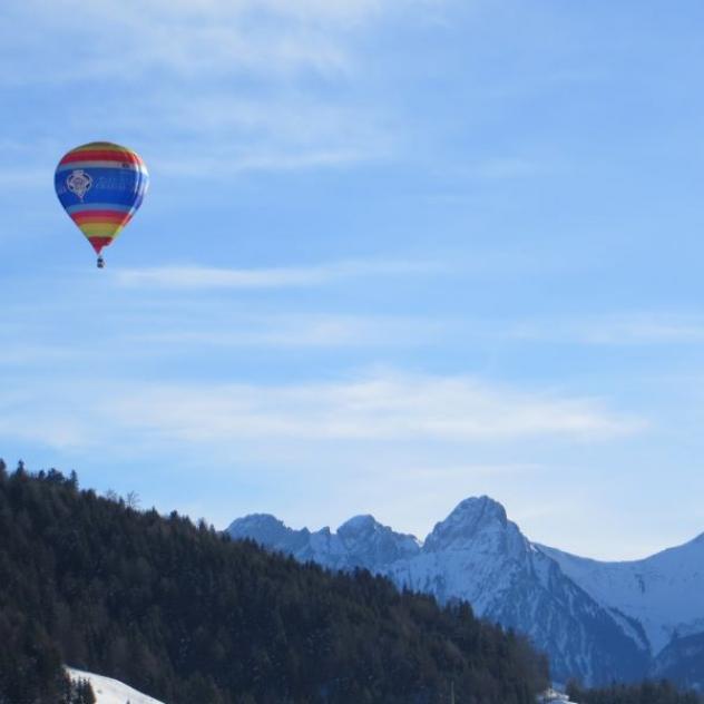 Vol en montgolfière en montagne le matin