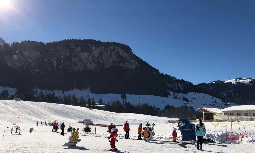 Schneegarten, Kinder auf dem Förderband - Winter - Château-d'Œx - Region Pays-d'Enhaut