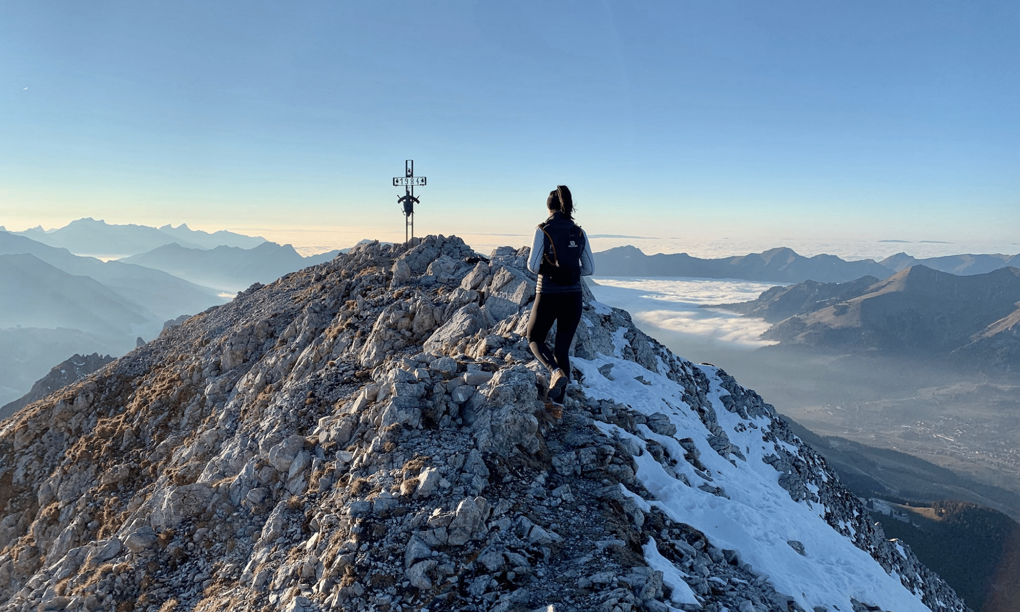 Gummfluh summit with snow and hiker - autumn - Château-d'Œx - Cindy Morier