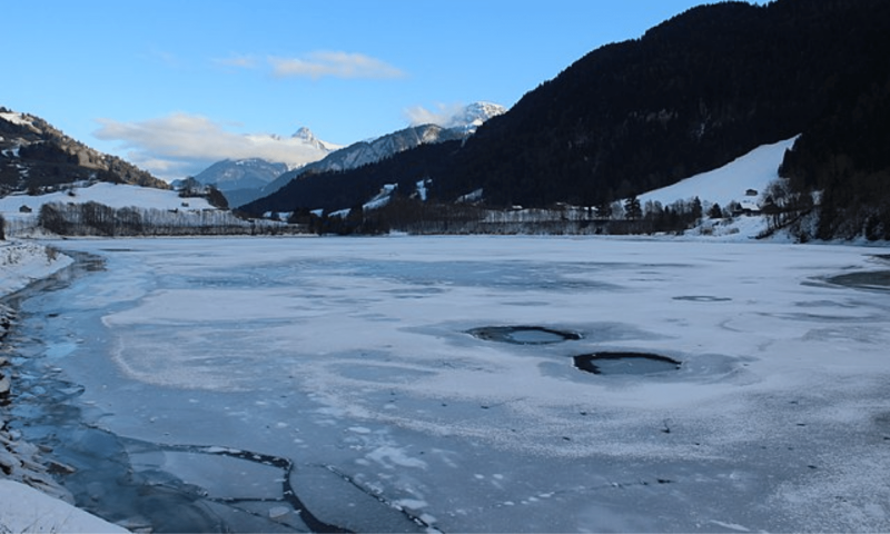 Lac du vernex gelé depuis le côté gauche du barrage - HIver - Rossinière - Björn S.