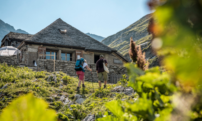 Randonneurs devant Cabane des Marindes - Eté - Pays-d'Enhaut - André Meier