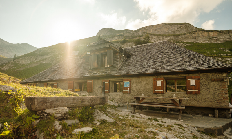 vue sur façade Cabane des Marindes - Eté - Pays-d'Enhaut - Pascal Gertschen